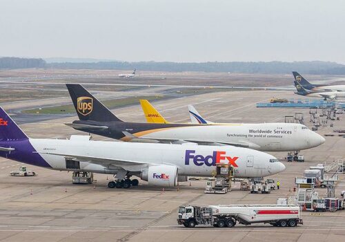 800px-Fedex,_Boeing_777F,_N856FD_and_UPS,_Boeing_747-400F,_N574UP,_Cologne_Bonn_Airport-7172